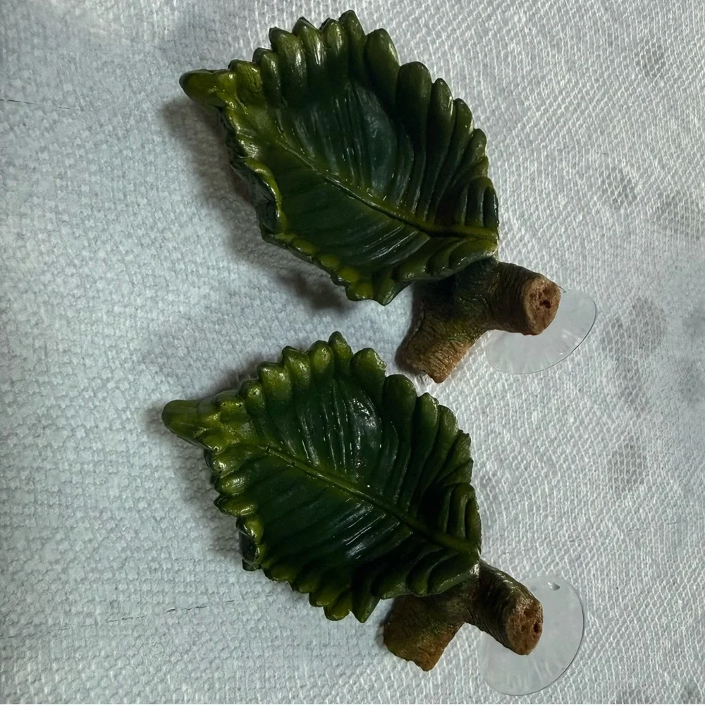 Set of two - Discontinued Thrive suction cup leaf dishes